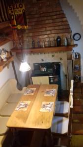 una mesa de madera en una habitación con chimenea en Millwood Cottage, en Lisbellaw