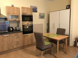 eine Küche mit einem Tisch und Stühlen im Zimmer in der Unterkunft ML Suites 2 in Marienbad