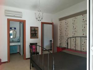 1 dormitorio con cama y lámpara de araña en Casa Buras, en Skinária
