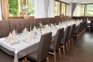 Reštaurácia alebo iné gastronomické zariadenie v ubytovaní Pension Gasthof Haselstaude