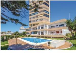 ein großes Gebäude mit einem Pool vor einem Gebäude in der Unterkunft Rosa de los Vientos in Málaga