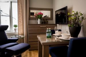 uma sala de estar com uma mesa e duas cadeiras em Frogner House - Oscars gate em Oslo