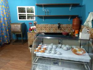 una vetrina in cucina con cibo di Hospedaria Vila Else a Vila Velha