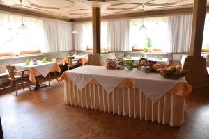 Reštaurácia alebo iné gastronomické zariadenie v ubytovaní Pension Gasthof Haselstaude