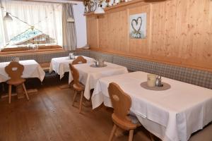 Reštaurácia alebo iné gastronomické zariadenie v ubytovaní Pension Gasthof Haselstaude
