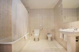 Bilik mandi di Hotel Encamp by Nexta