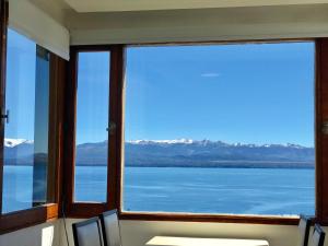 Habitación con vistas al agua y a las montañas. en Vista al Lago Nahuel Huapi en San Carlos de Bariloche