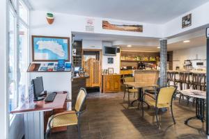 un restaurant avec des tables et des chaises ainsi qu'un bar dans l'établissement Apartamentos Sol Ponent, à Cala Blanca