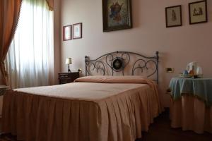 ein Schlafzimmer mit einem großen Bett in einem Zimmer in der Unterkunft Agriturismo Tenuta Goro Veneto in Ariano nel Polesine