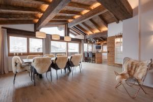 una sala da pranzo con tavolo e sedie di Villa Mountainview - Kirchberg bei Kitzbühel, Sauna, Kamin, nicht weit zu den Skiliften a Kirchberg in Tirol