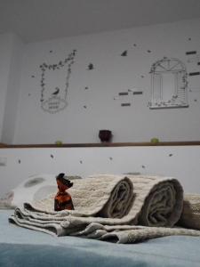 アンテケラにあるCorazón de Andalucíaのベッドの上に座った玩具像