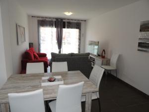 een woonkamer met een tafel en witte stoelen bij Mimosas 2 C Empuriabrava Gran Reserva - Immo Barneda in Empuriabrava