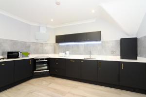 Η κουζίνα ή μικρή κουζίνα στο Amazing Apartment near Bournemouth, Poole & Sandbanks - WiFi & Smart TV - Newly Renovated! Great Location! +18 φωτογραφίες