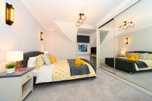 Tempat tidur dalam kamar di Amazing Apartment near Bournemouth, Poole & Sandbanks - WiFi & Smart TV - Newly Renovated! Great Location!