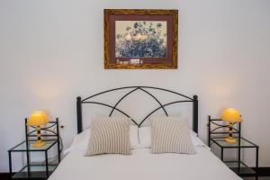 - une chambre avec un lit blanc et 2 lampes dans l'établissement Casa El Quinto, à La Vegueta