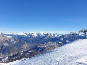 Studio Val Gardena 1 في بوي-سانت-فينسينت: جبل ثلجي مع مصعد التزلج في الخلفية