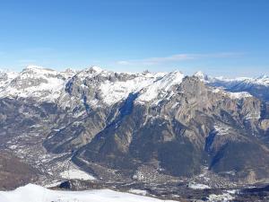 una vista aerea su una catena montuosa innevata di Studio Val Gardena 1 a Puy-Saint-Vincent