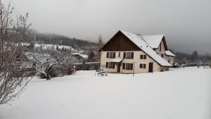 GerbépalにあるLa Mauselaineの雪に覆われた家