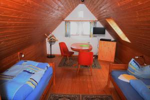 ein Schlafzimmer mit einem Bett und einem Tisch in einem Zimmer in der Unterkunft Gästehaus Tröbs in Ilfeld