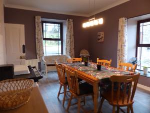 uma sala de estar com uma mesa de jantar e cadeiras em Garadice View Farm House em Ballinamore