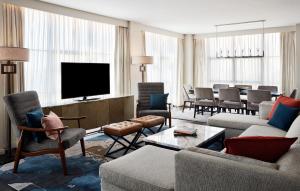 a living room with couches and a flat screen tv at Sophy Hyde Park in Chicago