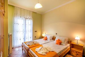 Posteľ alebo postele v izbe v ubytovaní Villa Helen 200m from the beach in Tersanas BY APOKORONAS-VILLAS