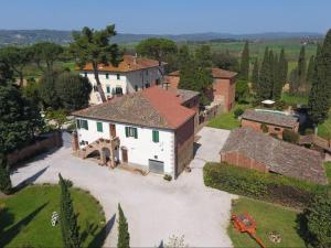 una vista aérea de una casa grande con patio en Agriturismo I Poggi Gialli, en Sinalunga