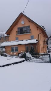 una casa con nieve en el suelo delante de ella en Haus Elvira, en Sankt Stefan an der Gail