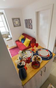 d'un salon avec une table et des plaques de cuisson. dans l'établissement Allfado Apartments, à Lisbonne