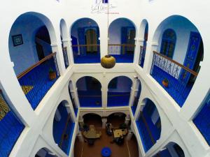 einen Blick über ein Gebäude mit blauen und weißen Wänden in der Unterkunft Dar Chefchaouen in Chefchaouen
