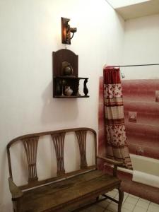 ławka w pokoju z wanną w obiekcie Posada San Sebastian w mieście Antigua Guatemala