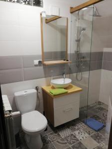 Een badkamer bij Mikołajki Apartamenty Rynek