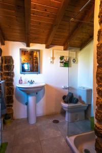 a bathroom with a sink and a toilet and a tub at Casa Rústica, perto do Castelo de Óbidos in Óbidos