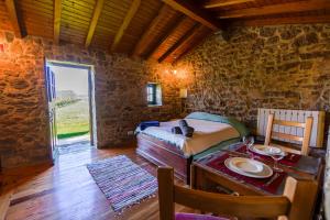 1 dormitorio con 1 cama y 1 mesa en una habitación en Casa Rústica, perto do Castelo de Óbidos, en Óbidos