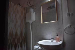 Ένα μπάνιο στο Precioso apartamento en el centro de La Paloma a menos de dos cuadras de la playa