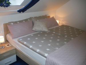 a bed in a small room with a night stand at Ferienwohnung am Jordan in Schneverdingen