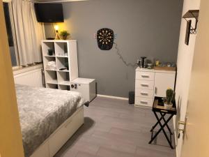 1 dormitorio con 1 cama y vestidor blanco en Chill & Party, en Breda