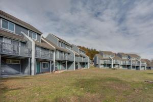 BasyeChalet High的前面一排房子,上面有草坪