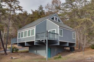 BasyeChalet High的侧面有阳台的房子