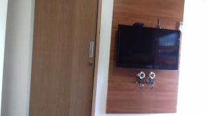 una porta che conduce a una stanza con televisore e porta sidx sidx sidx di CANTINHO DO SOSSEGO a Dourados