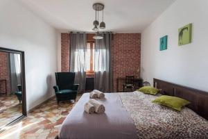 a bedroom with a large bed with towels on it at La Serenissima - 15 min to Venice City Center - Free Parking in Campalto
