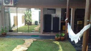 una casa con una hamaca en el patio en CANTINHO DO SOSSEGO, en Dourados