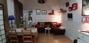 sala de estar con sofá y mesa en Apartamento Madrid Rio Manzanares, en Madrid