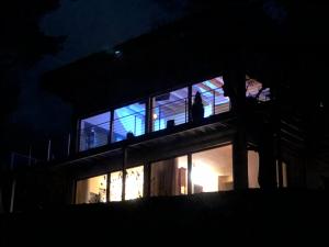 een persoon die 's nachts bovenop een gebouw zit bij Ferienhaus HAAGALM in Primstal