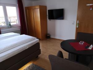 Ein Bett oder Betten in einem Zimmer der Unterkunft Tuniberg Restaurant Hotel