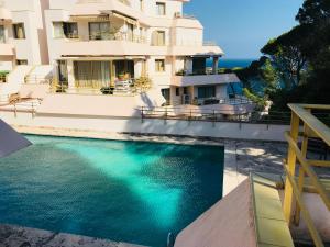 Swimmingpoolen hos eller tæt på Precioso apartamento en S'Agaró con fantásticas vistas al mar
