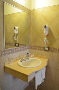 A bathroom at Hotel Jardin De Iguazu