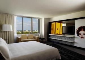 Postel nebo postele na pokoji v ubytování Mondrian South Beach