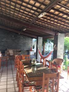 Una mesa y sillas de madera en un patio. en Luz & Mar, en Aracaju