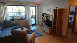 ein Wohnzimmer mit einem Sofa und einem TV in der Unterkunft Ferienwohnung Korn mit Tiefgarage und Skiraum in Kurort Oberwiesenthal